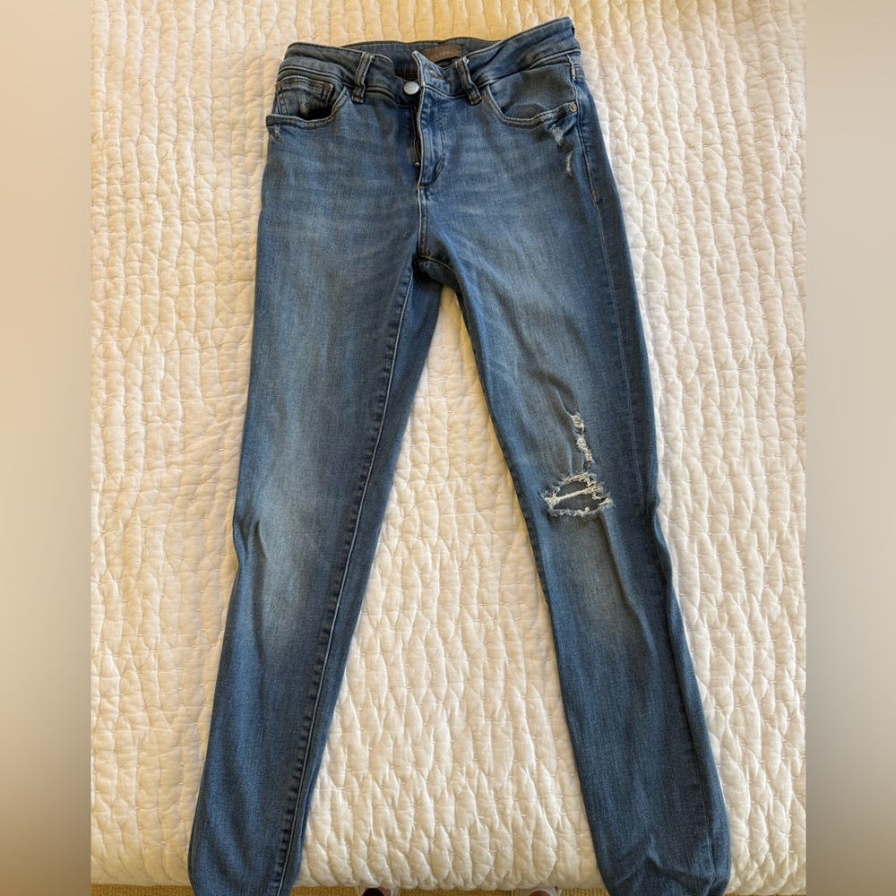 DL1961 Skinny Jeans in Faded Blue with Distressed Knee